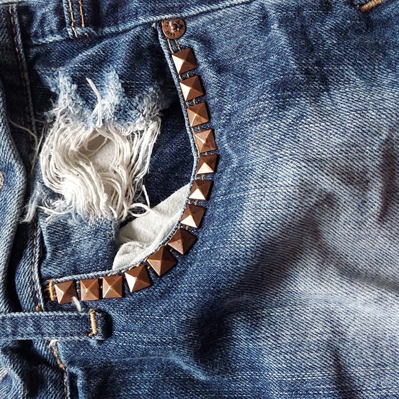 Abercrombie and Fitch - Picture 6 of 15